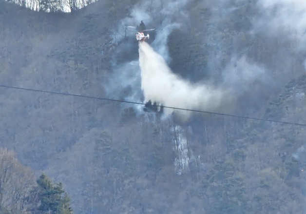 경남 함양 산불 헬기 51대 투입…진화율 32%