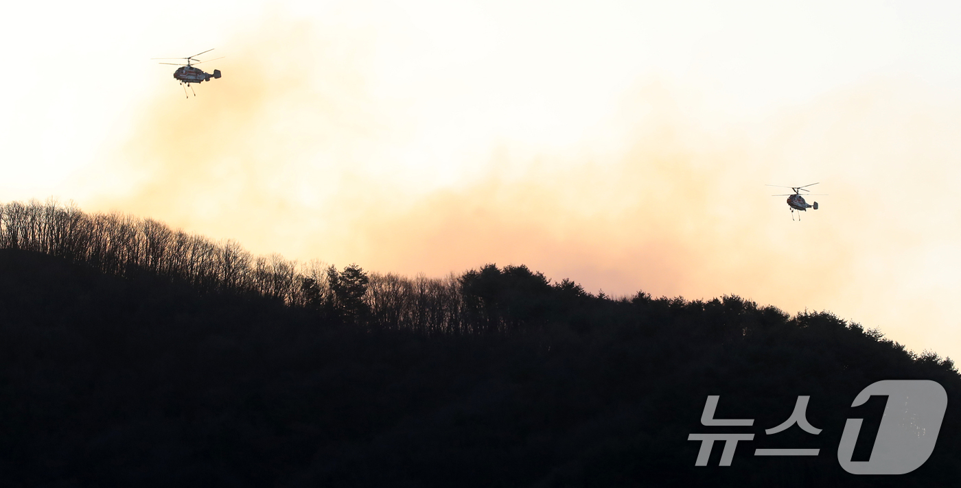 (함양=뉴스1) 윤일지 기자 = 경남 함양 산불 사흘째인 23일 오전 함양군 마천면 창원리 야산에서 산불진화 헬기가 진화 작업을 벌이고 있다. 2026.2.23/뉴스1