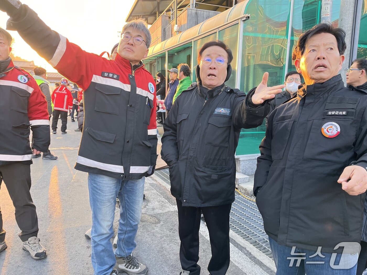 본문 이미지 - 산불현장 지휘하는 김문근 단양군수(중앙). (단양군 제공. 재판매 및 DB금지) /뉴스1   