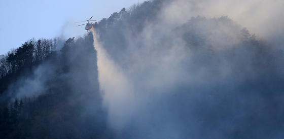 함양 산불 진화하는 헬기