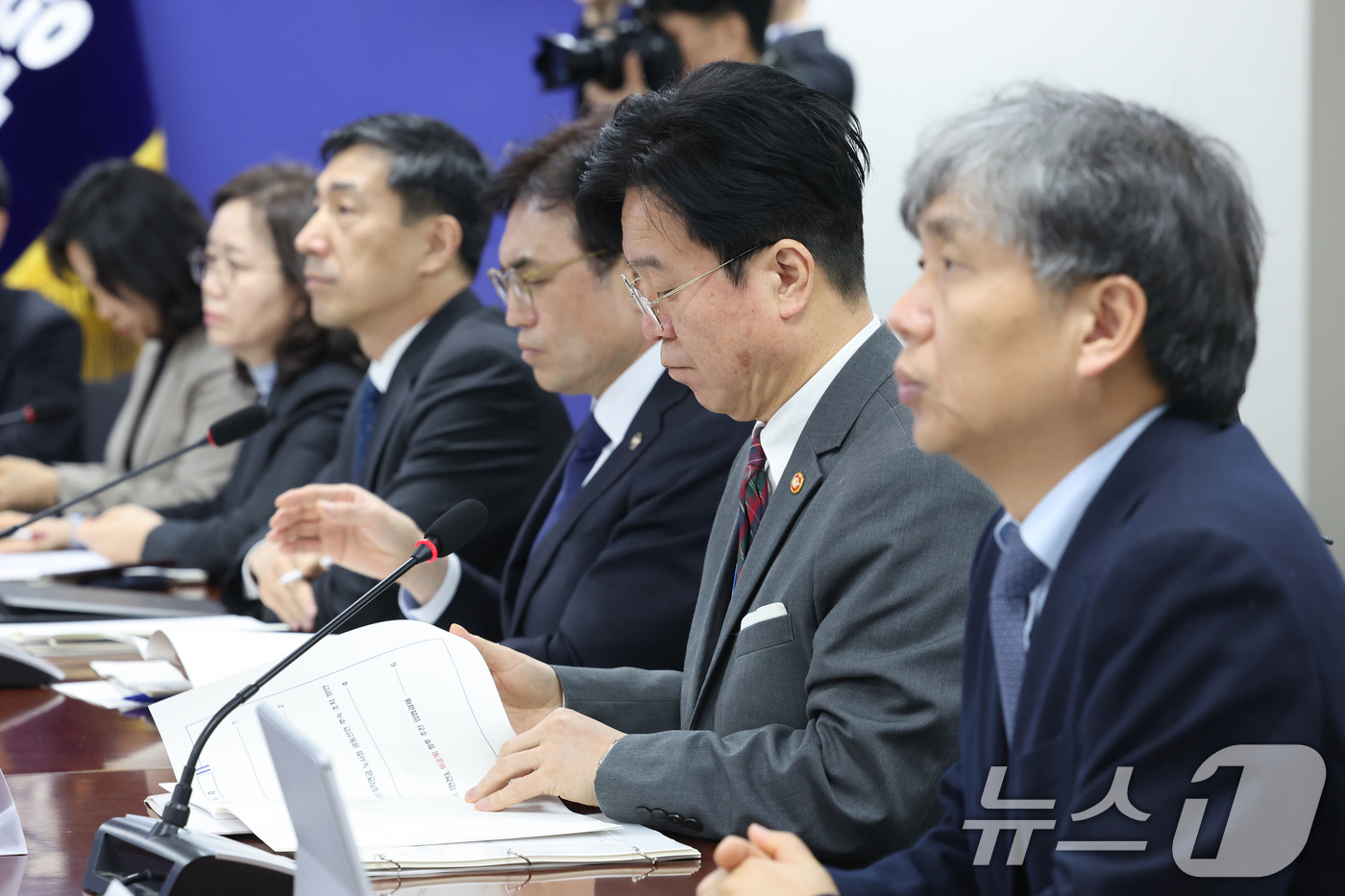 (서울=뉴스1) 신웅수 기자 = 김영훈 고용노동부 장관이 23일 서울 여의도 국회 의원회관에서 열린 고용노동부 현안 관련 당정협의회에서 자료를 살펴보고 있다. 2026.2.23/뉴 …