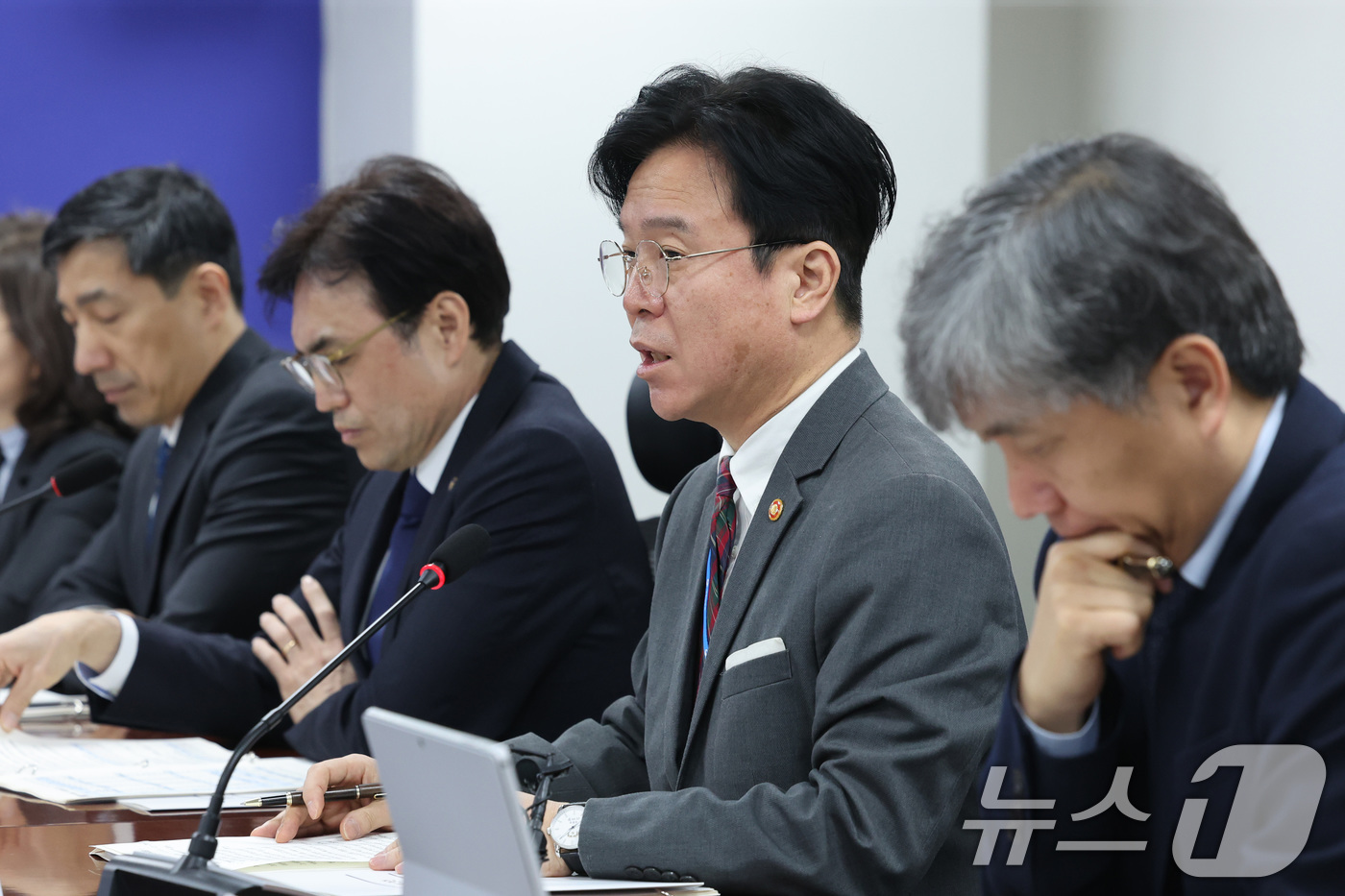 (서울=뉴스1) 신웅수 기자 = 김영훈 고용노동부 장관이 23일 서울 여의도 국회 의원회관에서 열린 고용노동부 현안 관련 당정협의회에서 발언하고 있다. 2026.2.23/뉴스1