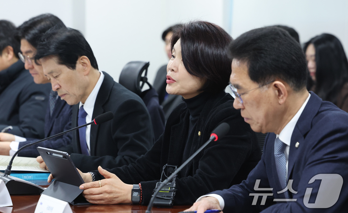 (서울=뉴스1) 신웅수 기자 = 한정애 더불어민주당 정책위의장이 23일 서울 여의도 국회 의원회관에서 열린 고용노동부 당정협의회에서 발언하고 있다. 2026.2.23/뉴스1