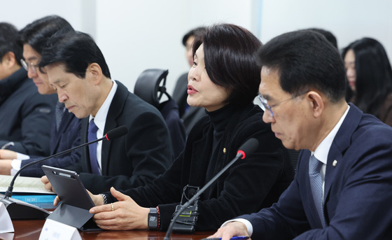 고용 현안 논의하는 한정애