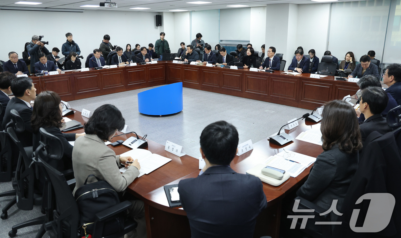 (서울=뉴스1) 신웅수 기자 = 한정애 더불어민주당 정책위의장이 23일 서울 여의도 국회 의원회관에서 열린 고용노동부 당정협의회에서 발언하고 있다. 2026.2.23/뉴스1