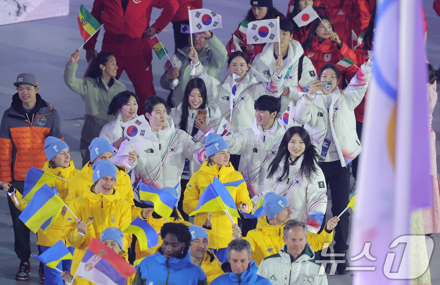 본문 이미지 - 22일(현지시간) 이탈리아 베로나 올림픽 아레나에서 열린 2026 밀라노·코르티나담페초 동계올림픽 폐회식에서 쇼트트랙 김길리, 신동민, 심석희와 피겨 스케이팅 이해인 등이 입장하고 있다. (공동취재) 2026.2.23 ⓒ 뉴스1 김진환 기자