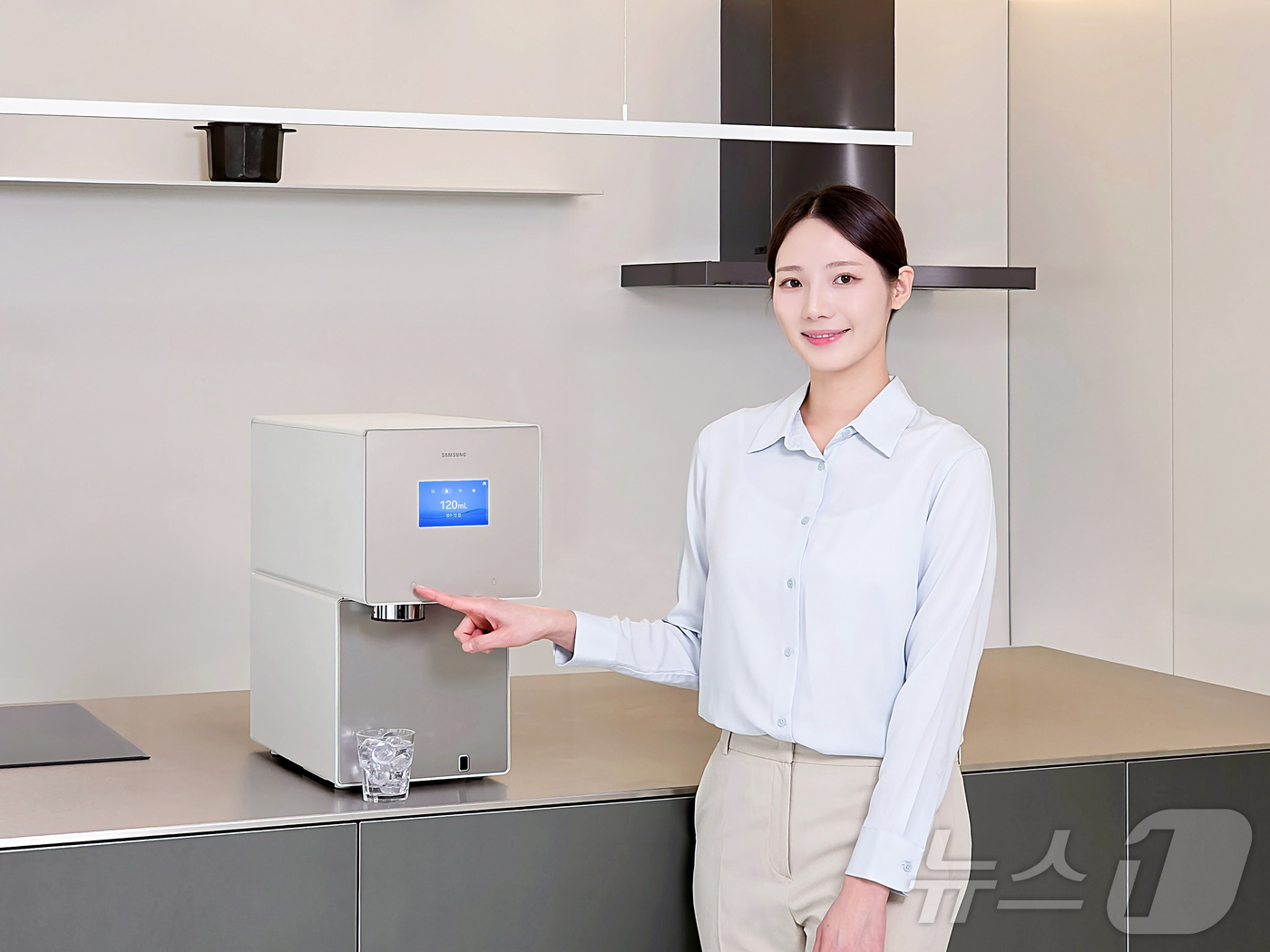 (서울=뉴스1) = 삼성전자가 하루 최대 8kg의 강력한 제빙 성능에 AI 기반 사용자 맞춤 기능을 갖춘 '비스포크 AI 얼음정수기' 신제품을 출시했다고 23일 밝혔다. 사진은 모 …