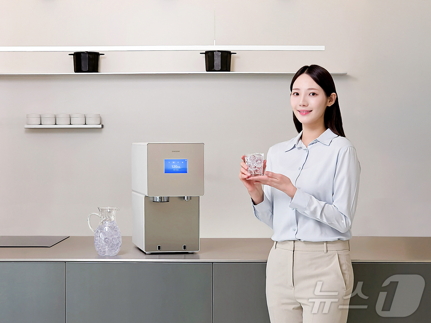 (서울=뉴스1) = 삼성전자가 하루 최대 8kg의 강력한 제빙 성능에 AI 기반 사용자 맞춤 기능을 갖춘 '비스포크 AI 얼음정수기' 신제품을 출시했다고 23일 밝혔다. 사진은 모 …