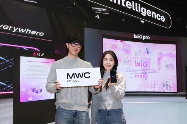 전화 넘어 AI 비서로…LGU+, MWC26서 '익시오 프로' 공개