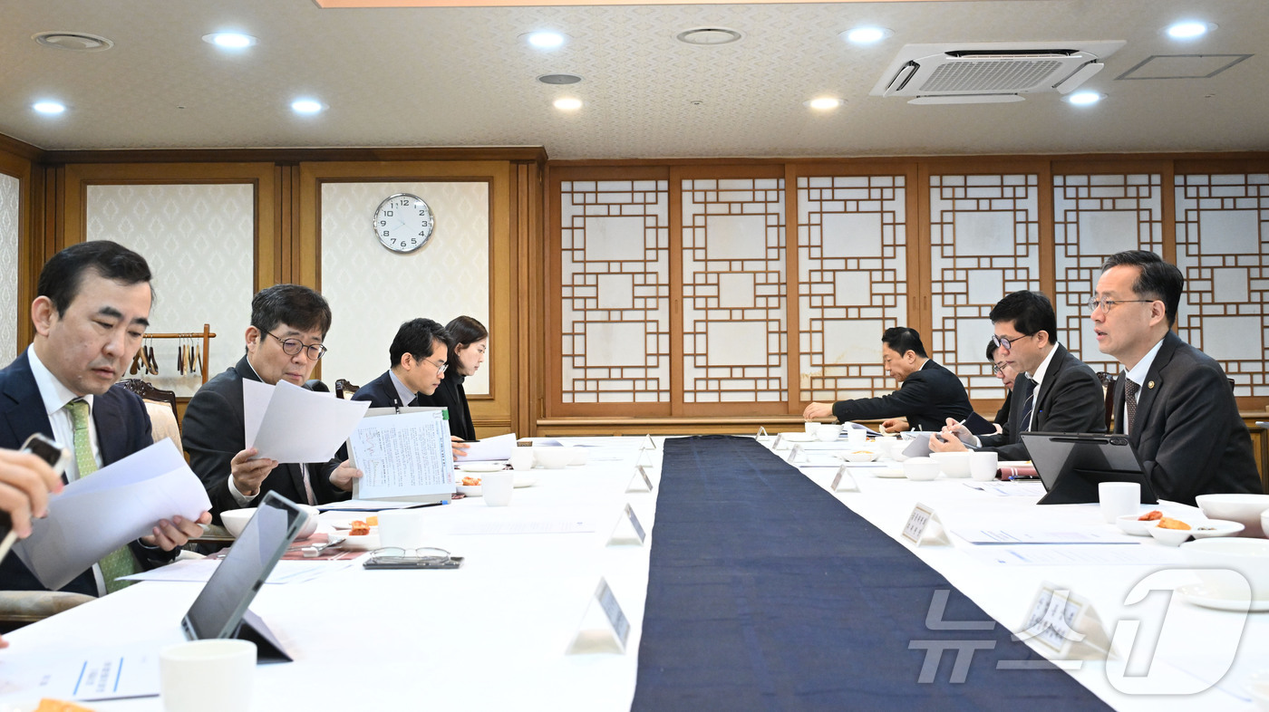 (서울=뉴스1) = 이형일 재정경제부 차관이 23일 서울 종로구 정부서울청사에서 열린 시장상황점검회의를 주재하고 있다. (재정경제부 제공. 재판매 및 DB 금지) 2026.2.23 …