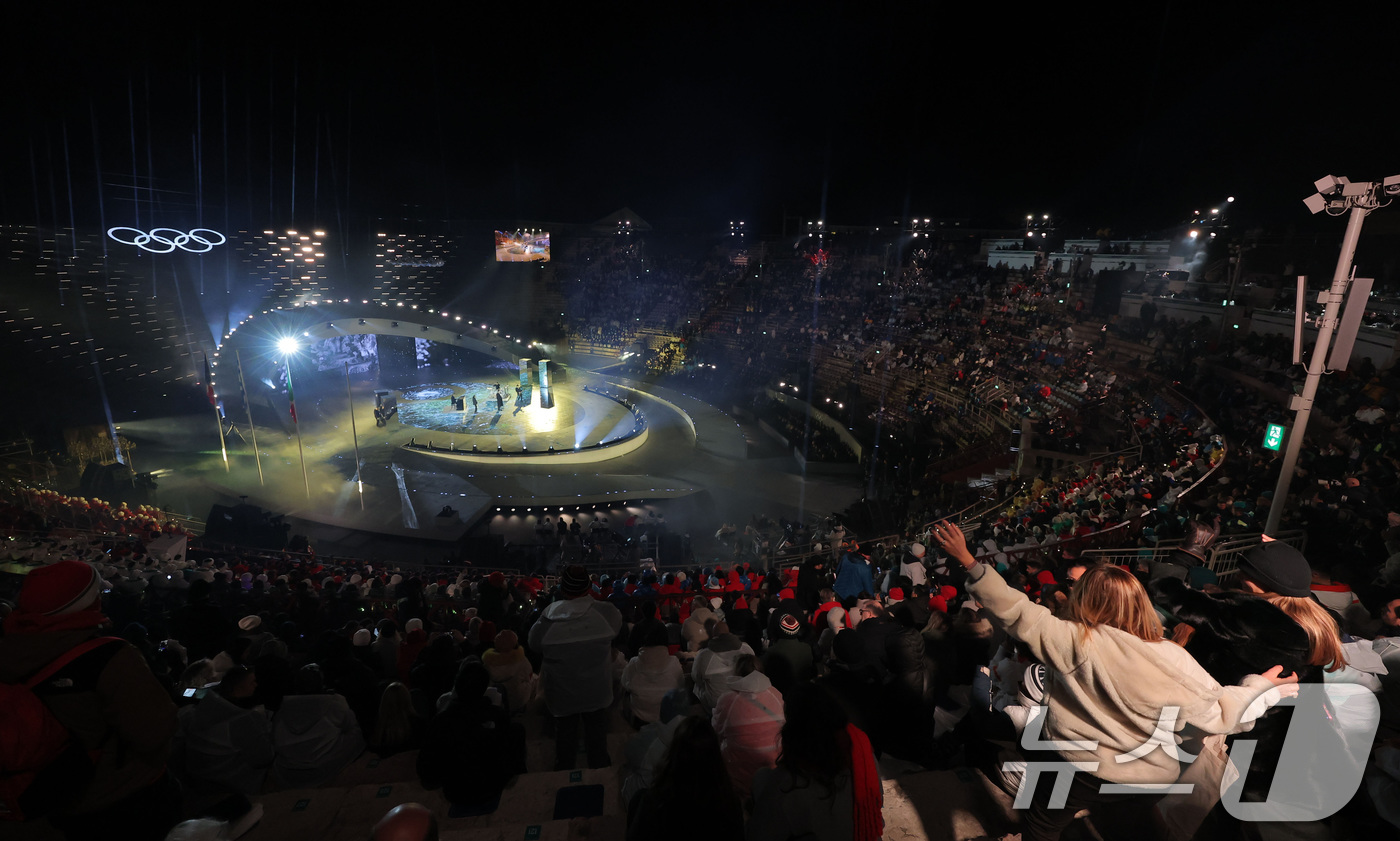 (베로나=뉴스1) 김진환 기자 = 22일(현지시간) 이탈리아 베로나 올림픽 아레나에서 열린 2026 밀라노·코르티나담페초 동계올림픽 폐회식에서 공연이 펼쳐지고 있다. (공동취재) …