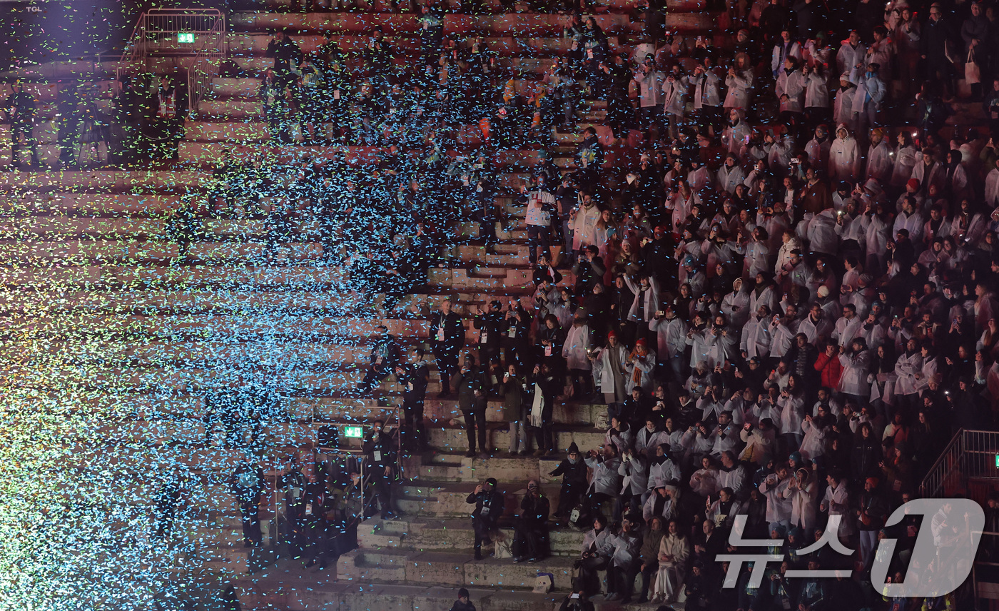 (베로나=뉴스1) 김진환 기자 = 22일(현지시간) 이탈리아 베로나 올림픽 아레나에서 열린 2026 밀라노·코르티나담페초 동계올림픽 폐회식에서 꽃가루가 휘날리고 있다. (공동취재) …