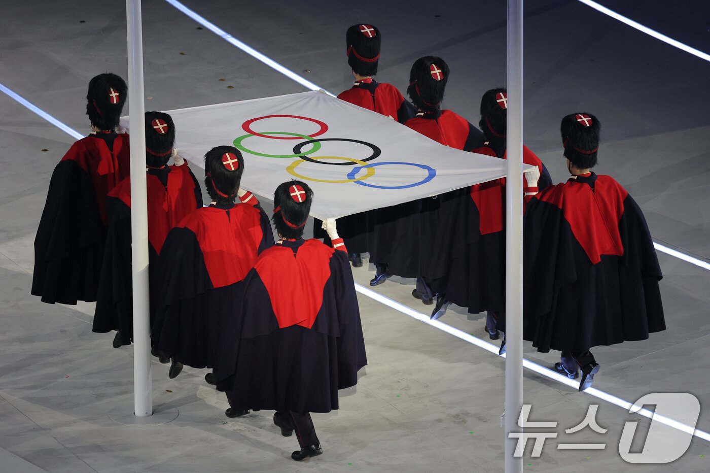 본문 이미지 - 22일(현지시간) 이탈리아 베로나 올림픽 아레나에서 열린 2026 밀라노·코르티나담페초 동계올림픽 폐회식에서 오륜기가 내려가고 있다. (공동취재) 2026.2.23 ⓒ 뉴스1 김진환 기자