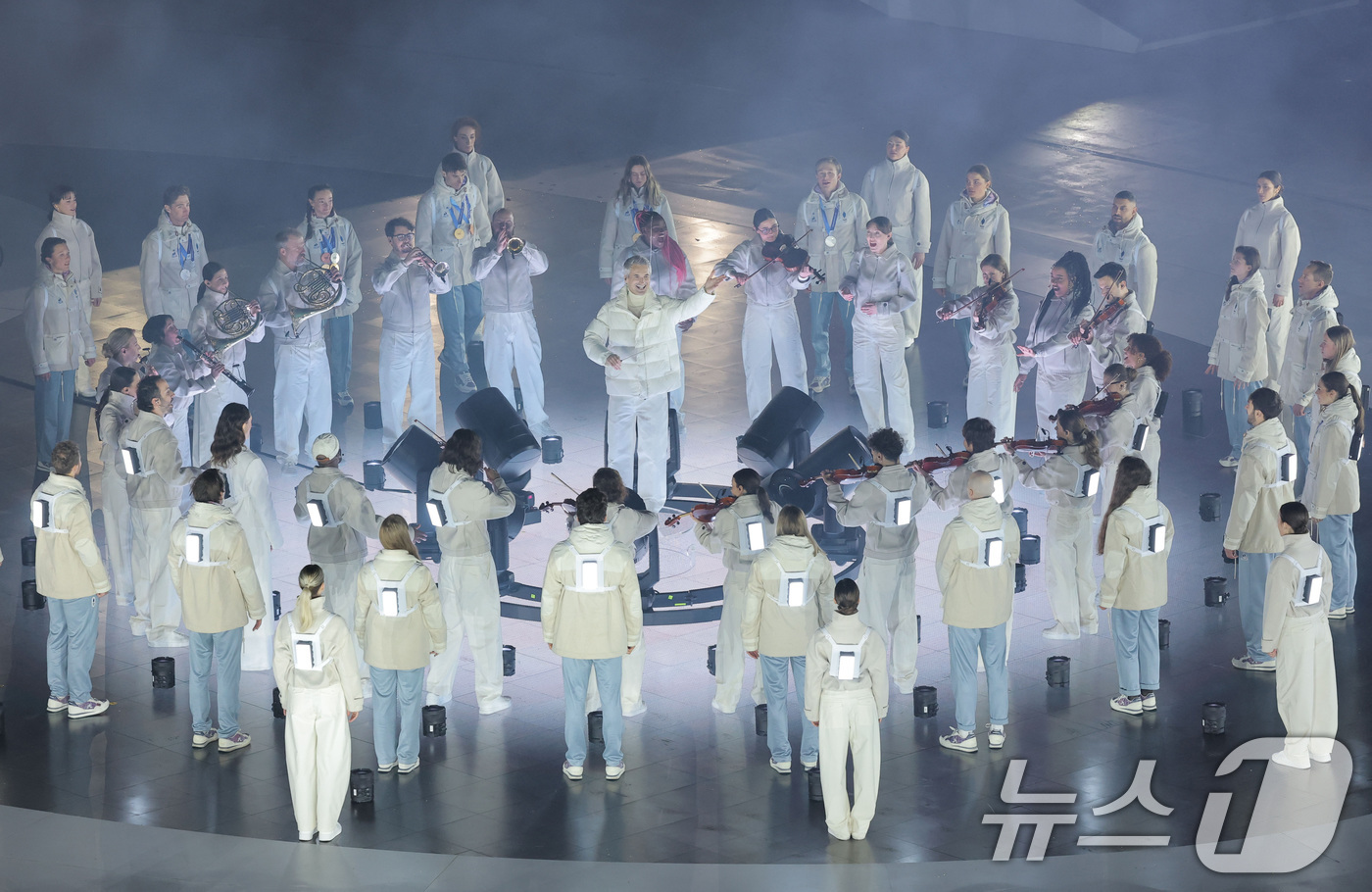 (베로나=뉴스1) 김진환 기자 = 22일(현지시간) 이탈리아 베로나 올림픽 아레나에서 열린 2026 밀라노·코르티나담페초 동계올림픽 폐회식에서 다음 올림픽 개최지 프랑스의 공연이 …