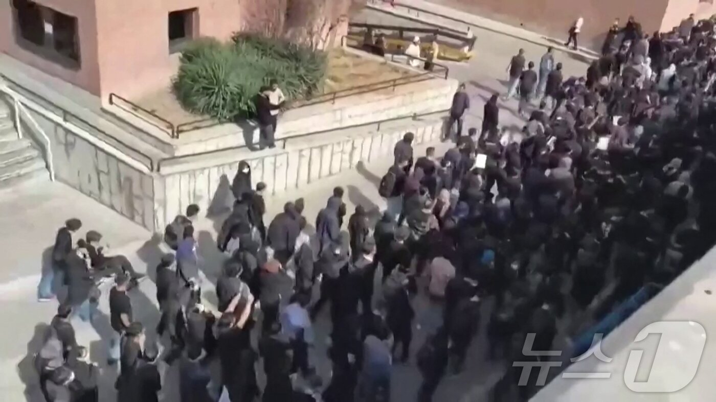 본문 이미지 - 이란 테헤란 샤리프 공과대학교에서 22일(현지시간) 학생들이 "자유, 자유, 자유＂를 외치며 시위하는 모습이 담긴 영상이 소셜미디어에 게시됐다. 2026.2.22. ⓒ 뉴스1 ⓒ AFP=뉴스1