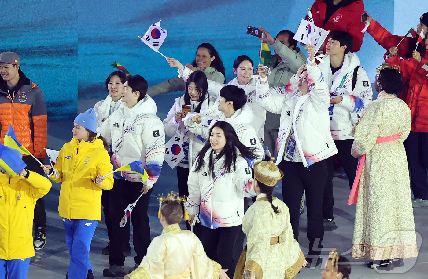 본문 이미지 - 대한민국 대표팀 이수경 선수단장을 비롯한 선수들이 22일 오후(현지시간) 이탈리아 베로나 아레나에서 열린 2026 밀라노·코르티나담페초 동계올림픽대회 폐회식에 참석하고 있다. 2026.2.23 ⓒ 뉴스1 김진환 기자