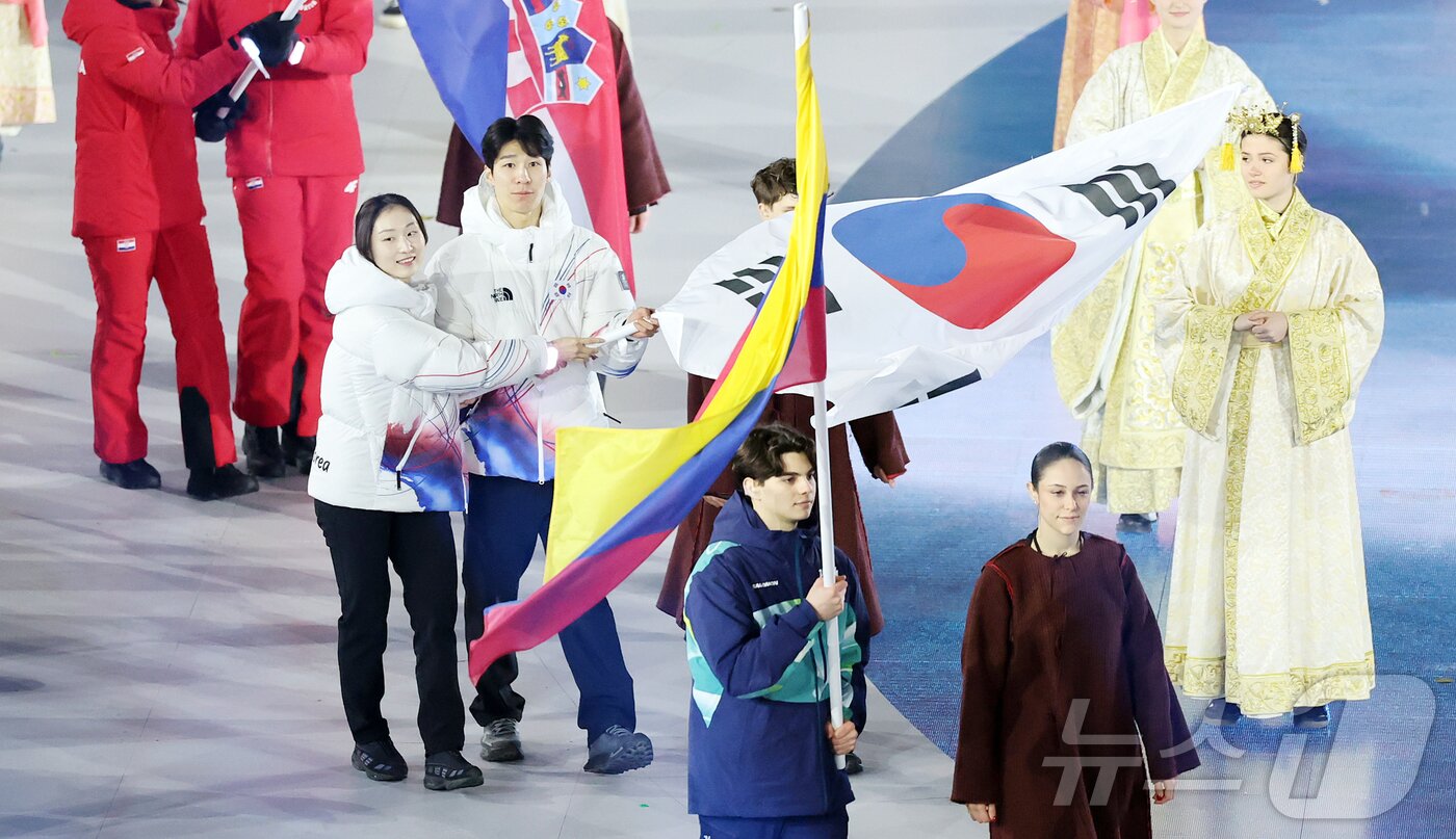 본문 이미지 - 대한민국 쇼트트랙 대표팀의 최민정과 황대헌(오른쪽)이 22일 오후(현지시간) 이탈리아 베로나 아레나에서 열린 2026 밀라노·코르티나담페초 동계올림픽대회 폐회식에 기수로 참석하고 있다. 2026.2.23 ⓒ 뉴스1 김진환 기자