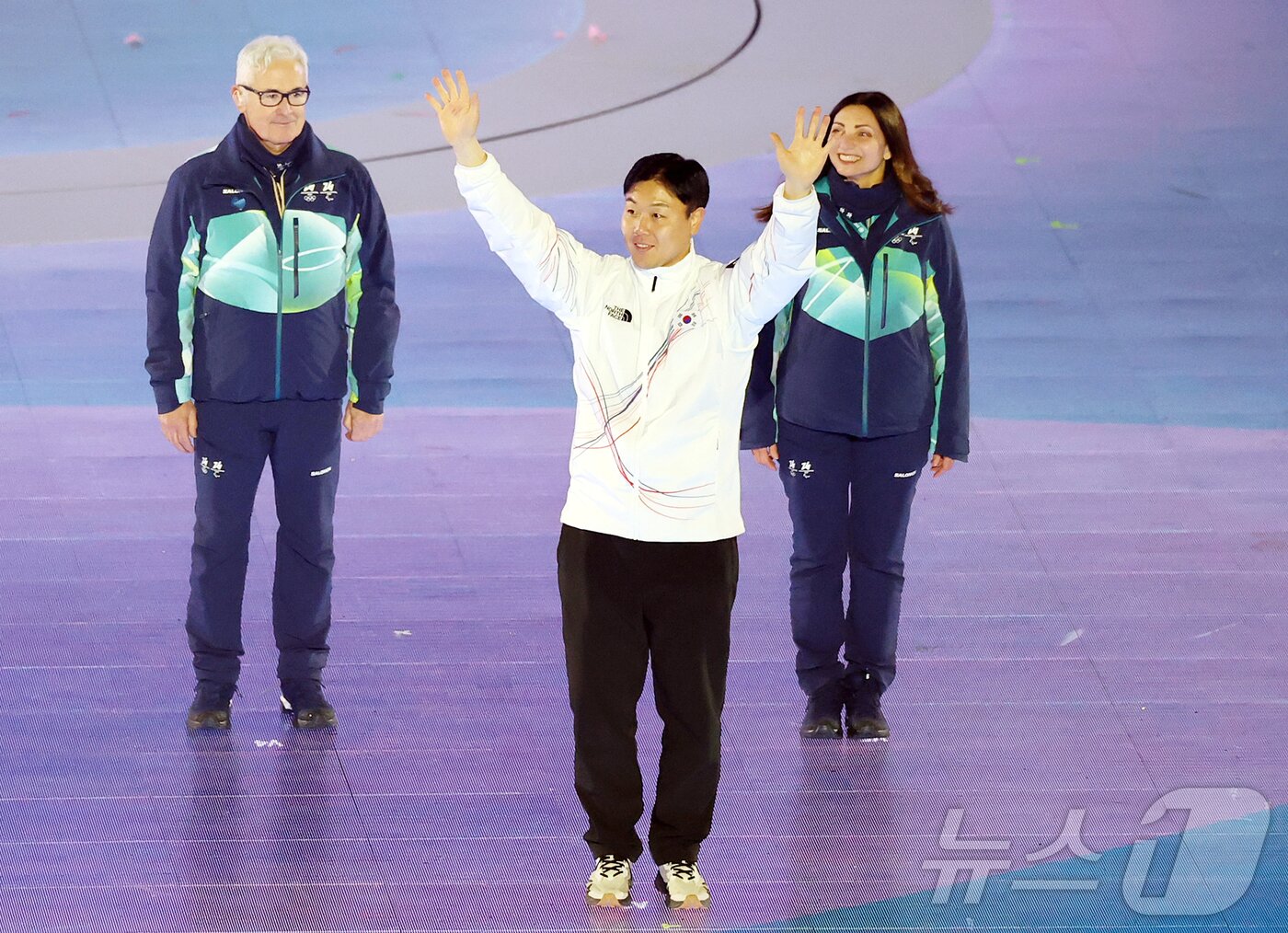 본문 이미지 - 원윤종 국제올림픽위원회(IOC) 선수위원이 22일 오후(현지시간) 이탈리아 베로나 아레나에서 열린 2026 밀라노·코르티나담페초 동계올림픽대회 폐회식에 참석해 인사하고 있다. 2026.2.23 ⓒ 뉴스1 김진환 기자