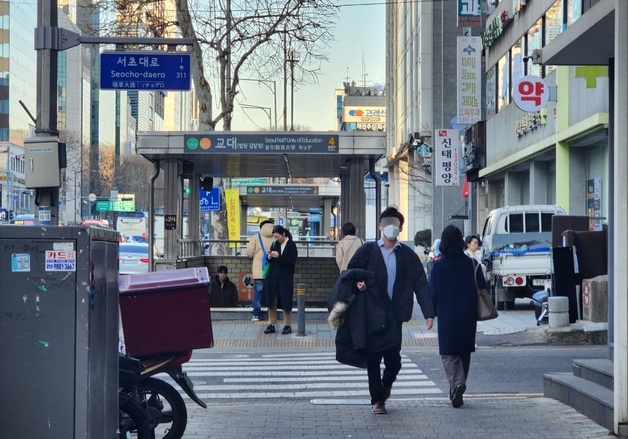 "목이 칼칼해요"…미세먼지·황사 여파에 돌아온 출근길 마스크