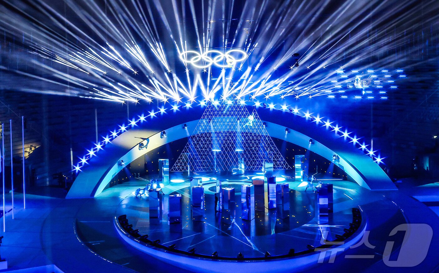 본문 이미지 - 22일 오후(현지시간) 이탈리아 베로나 아레나에서 2026 밀라노·코르티나담페초 동계올림픽대회 폐회식 공연이 펼쳐지고 있다. 2026.2.23 ⓒ 뉴스1 김진환 기자