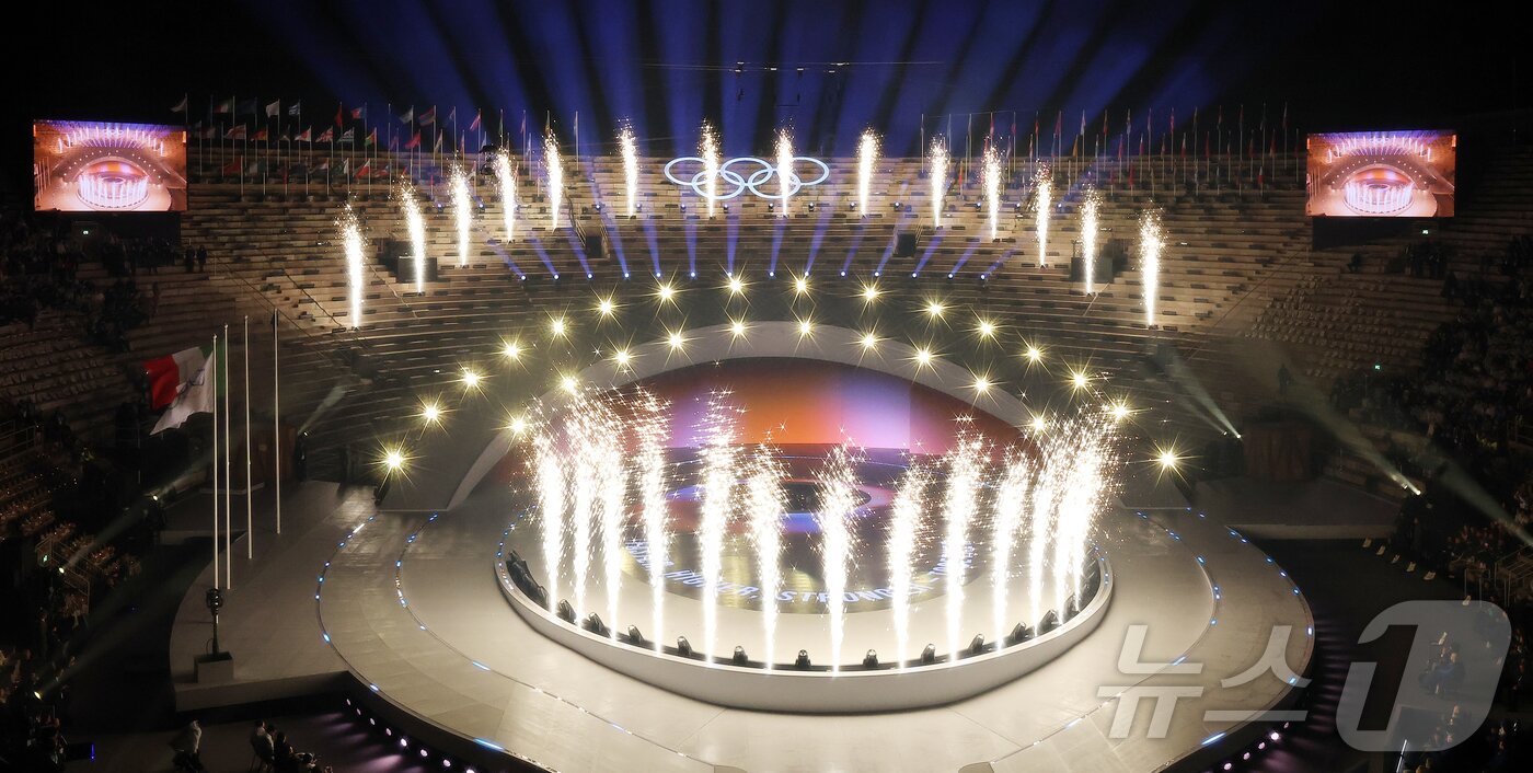 본문 이미지 - 22일 오후(현지시간) 이탈리아 베로나 아레나에서 2026 밀라노·코르티나담페초 동계올림픽대회 폐회식 공연이 펼쳐지고 있다. 2026.2.23 ⓒ 뉴스1 김진환 기자
