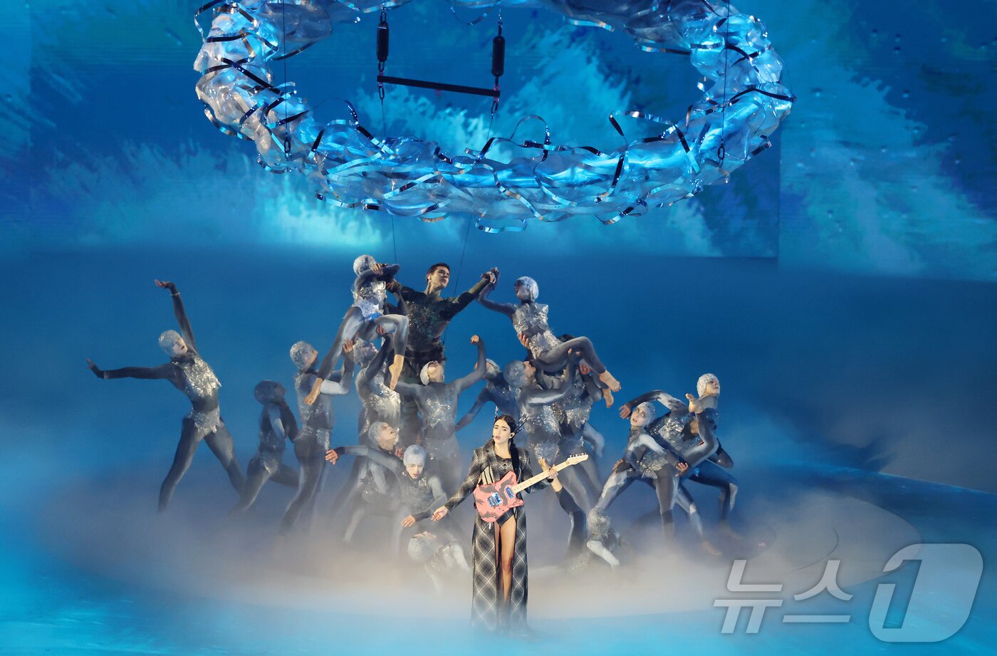 본문 이미지 - 22일 오후(현지시간) 이탈리아 베로나 아레나에서 2026 밀라노·코르티나담페초 동계올림픽대회 폐회식 공연이 펼쳐지고 있다. 2026.2.23 ⓒ 뉴스1 김진환 기자