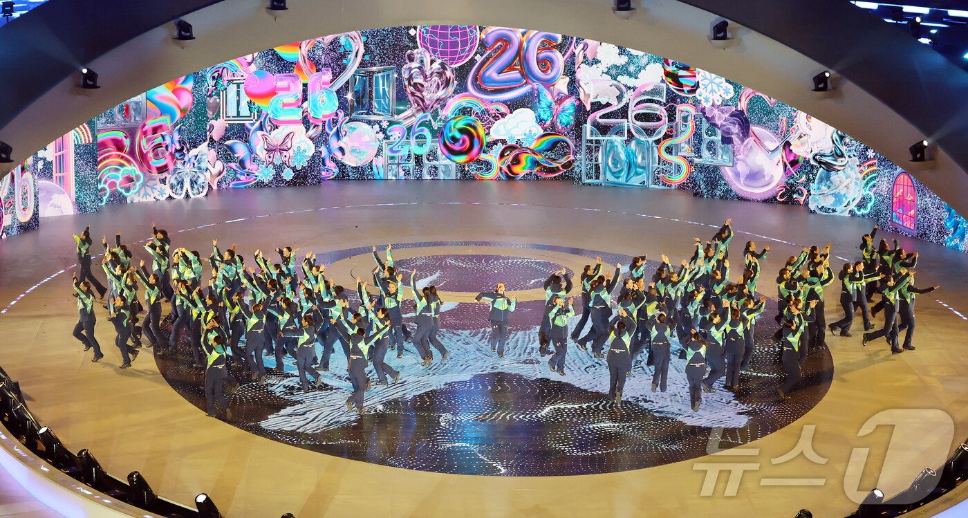 본문 이미지 - 22일 오후(현지시간) 이탈리아 베로나 아레나에서 2026 밀라노·코르티나담페초 동계올림픽대회 폐회식이 열리고 있다. 2026.2.23 ⓒ 뉴스1 김진환 기자