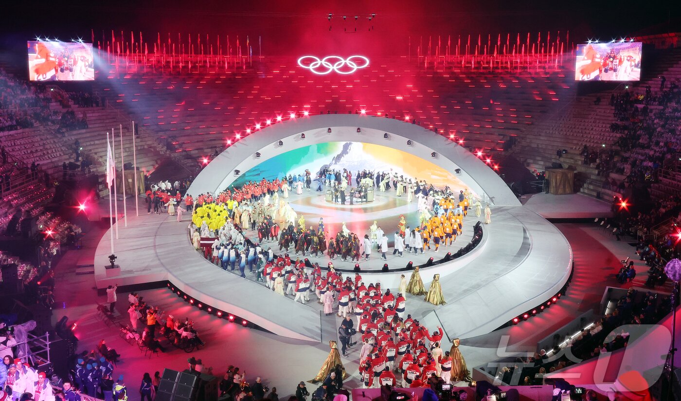 본문 이미지 - 22일 오후(현지시간) 이탈리아 베로나 아레나에서 열린 2026 밀라노·코르티나담페초 동계올림픽대회 폐회식에 각국 선수들이 참석하고 있다. 2026.2.23 ⓒ 뉴스1 김진환 기자