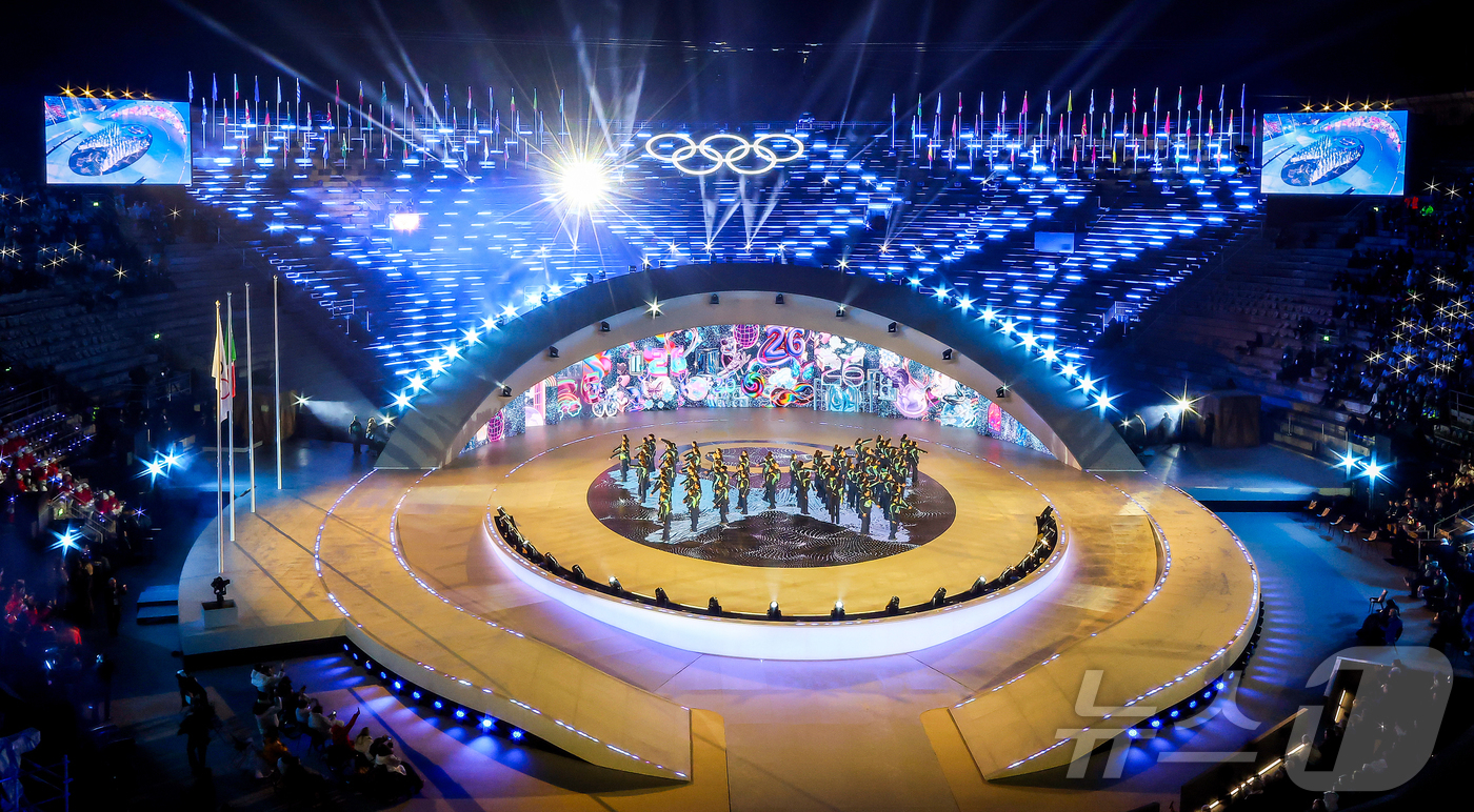 (베로나=뉴스1) 김진환 기자 = 22일 오후(현지시간) 이탈리아 베로나 아레나에서 2026 밀라노·코르티나담페초 동계올림픽대회 폐회식 공연이 펼쳐지고 있다. 2026.2.23/뉴 …