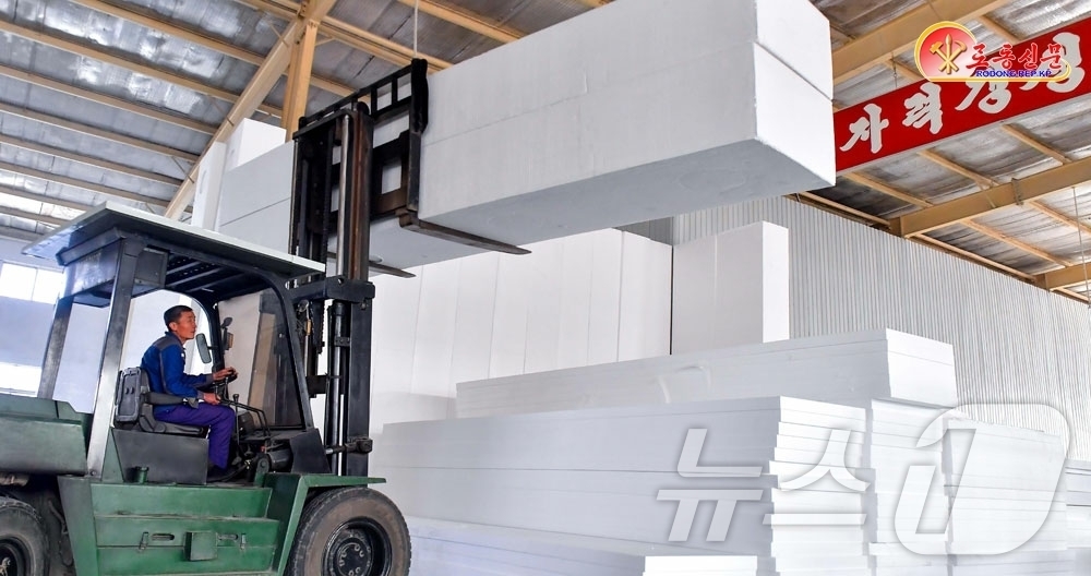 (평양 노동신문=뉴스1) = 북한 노동당 기관지 노동신문은 23일 "당 제9차 당대회가 소집된 이후 주요 제철, 제강소와 대화학기지들을 비롯한 온 나라 도처에서 우리 노동계급이 연 …