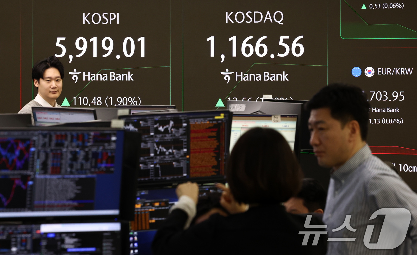 (서울=뉴스1) 최지환 기자 = 코스피가 상승 출발한 23일 서울 중구 하나은행 본점 딜링룸 전광판에 증시 시황이 표시되어 있다. 2026.2.23/뉴스1