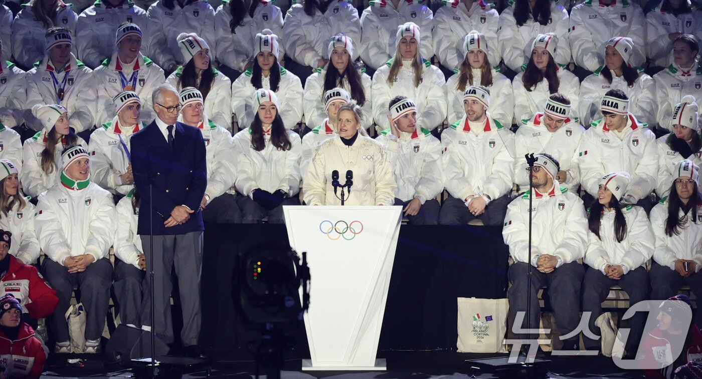 본문 이미지 - 커스티 코번트리 국제올림픽위원회(IOC) 위원장이 22일(현지시간) 이탈리아 베로나 올림픽 아레나에서 열린 2026 밀라노·코르티나담페초 동계올림픽 폐회식에서 발언하고 있다. (공동취재) 2026.2.23 ⓒ 뉴스1 김진환 기자