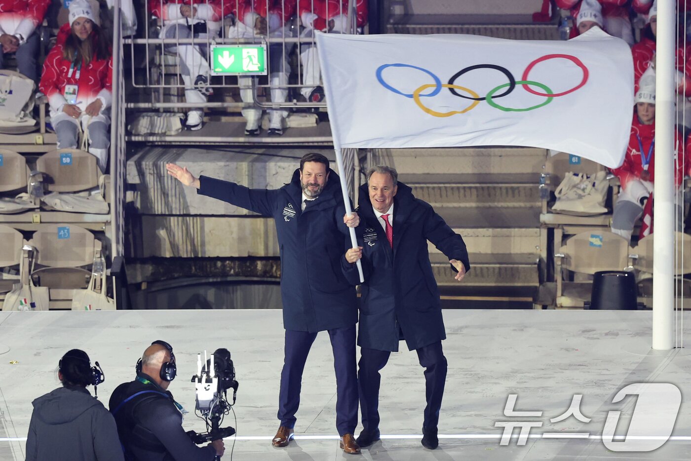 본문 이미지 - 22일(현지시간) 이탈리아 베로나 아레나에서 열린 2026 밀라노·코르티나담페초 동계올림픽 폐회식에서 2030년 동계 올림픽이 열리는 프랑스 대표자들이 오륜기를 흔들고 있다. (공동취재) 2026.2.23 ⓒ 뉴스1 김진환 기자