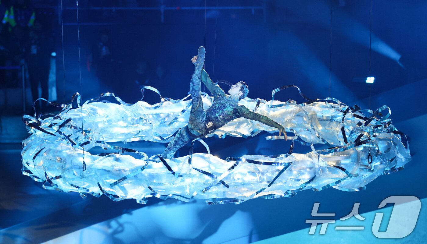 본문 이미지 - 22일(현지시간) 이탈리아 베로나 올림픽 아레나에서 열린 2026 밀라노·코르티나담페초 동계올림픽 폐회식에서 공연이 펼쳐지고 있다. (공동취재) 2026.2.23 ⓒ 뉴스1 김진환 기자