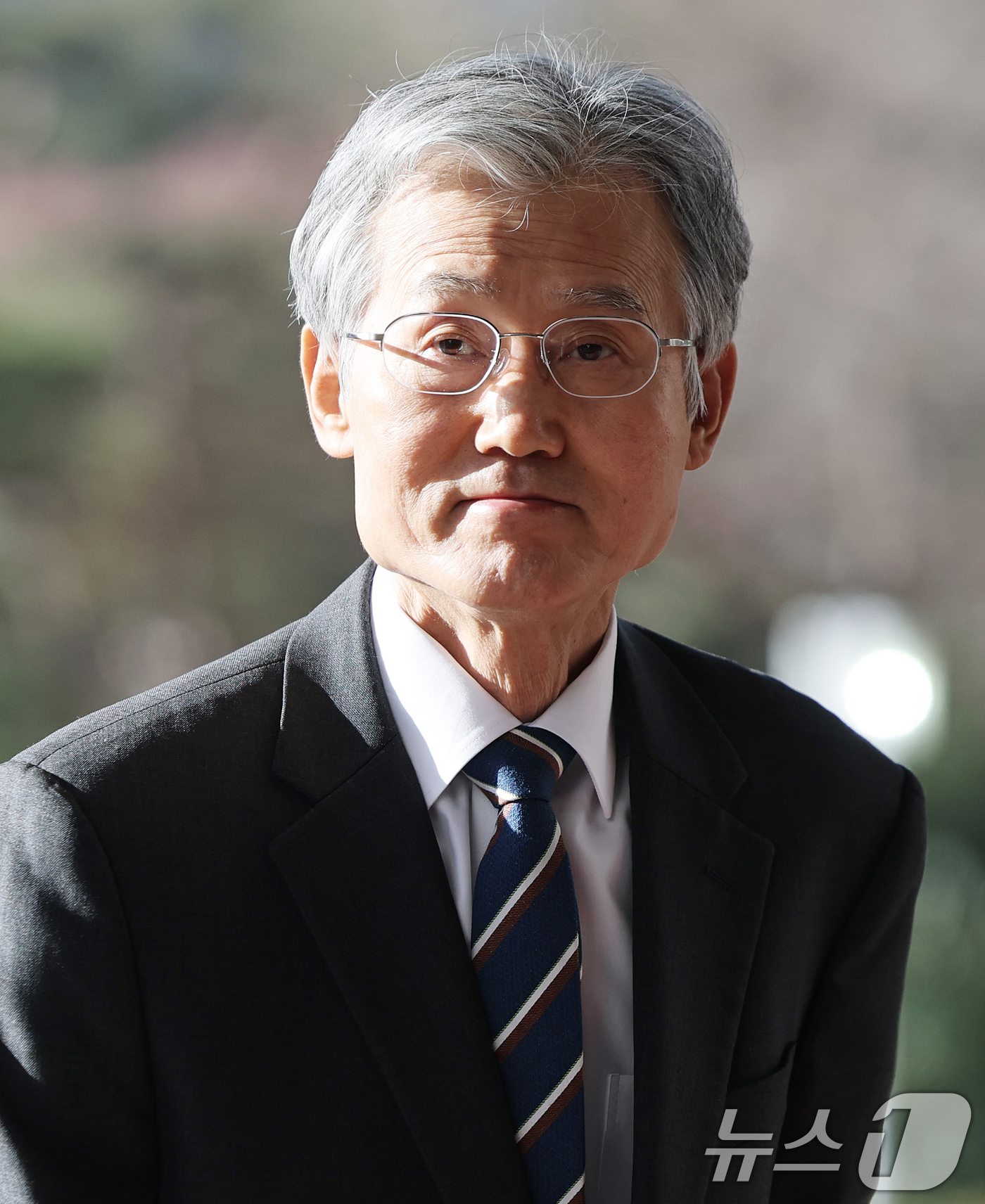 (서울=뉴스1) 오대일 기자 = 조희대 대법원장이 내란전담재판부가 본격 가동을 시작한 23일 오전 서울 서초구 대법원으로 출근하고 있다.서울고법 내란전담재판부는 윤석열 전 대통령의 …