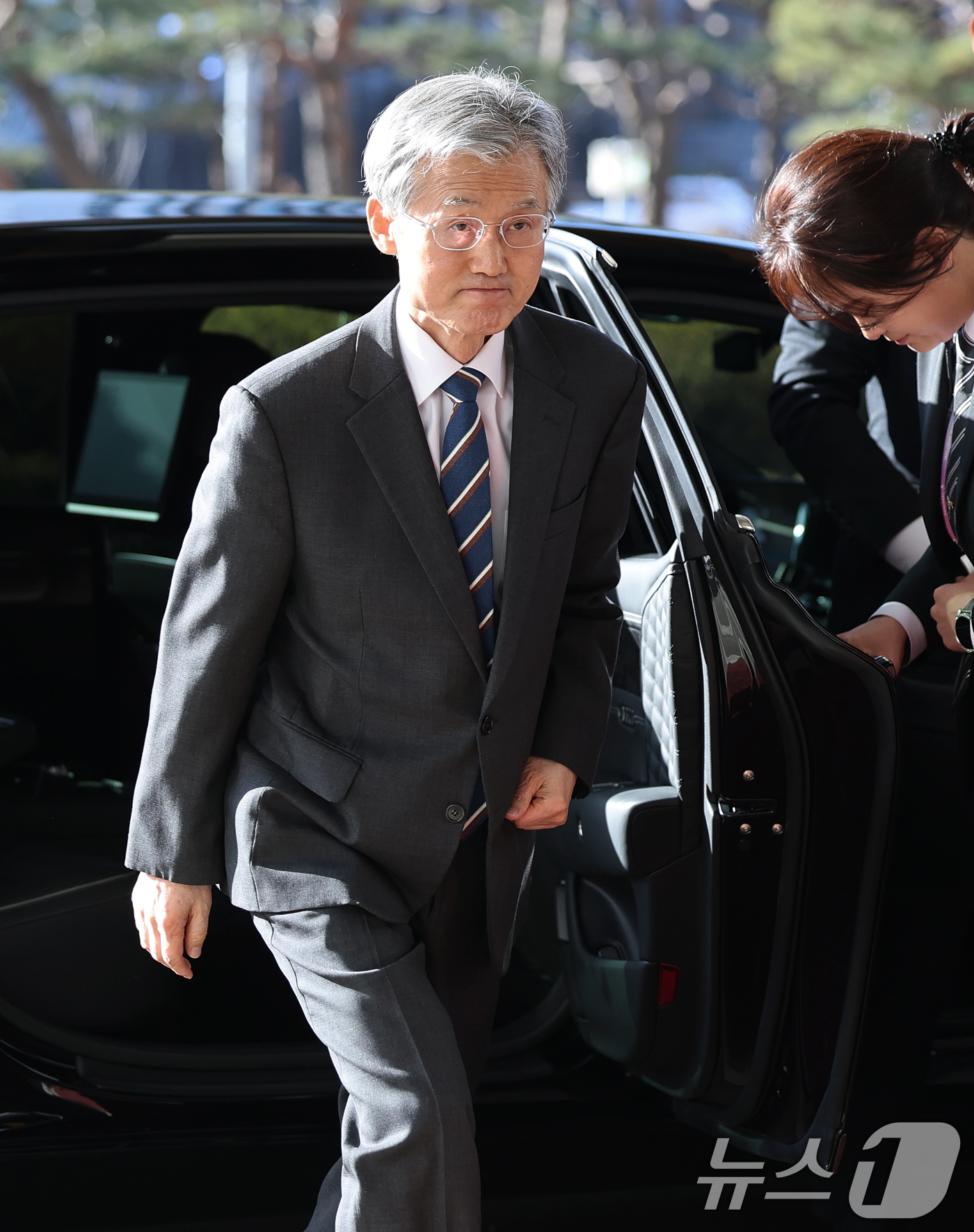 (서울=뉴스1) 오대일 기자 = 조희대 대법원장이 내란전담재판부가 본격 가동을 시작한 23일 오전 서울 서초구 대법원으로 출근하고 있다.서울고법 내란전담재판부는 윤석열 전 대통령의 …