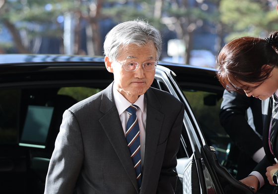 입 굳게 다문 조희대 대법원장