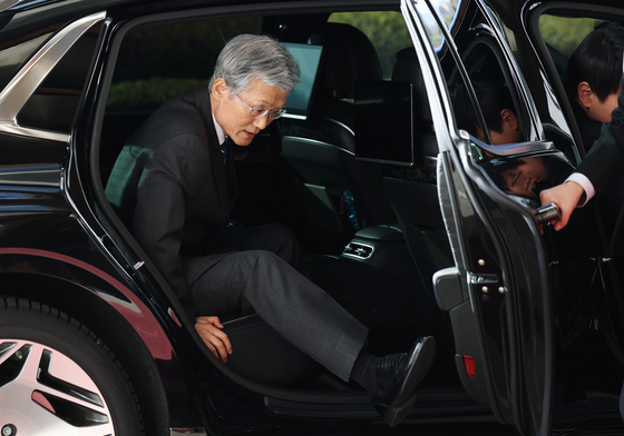 차량에서 내리는 조희대 대법원장