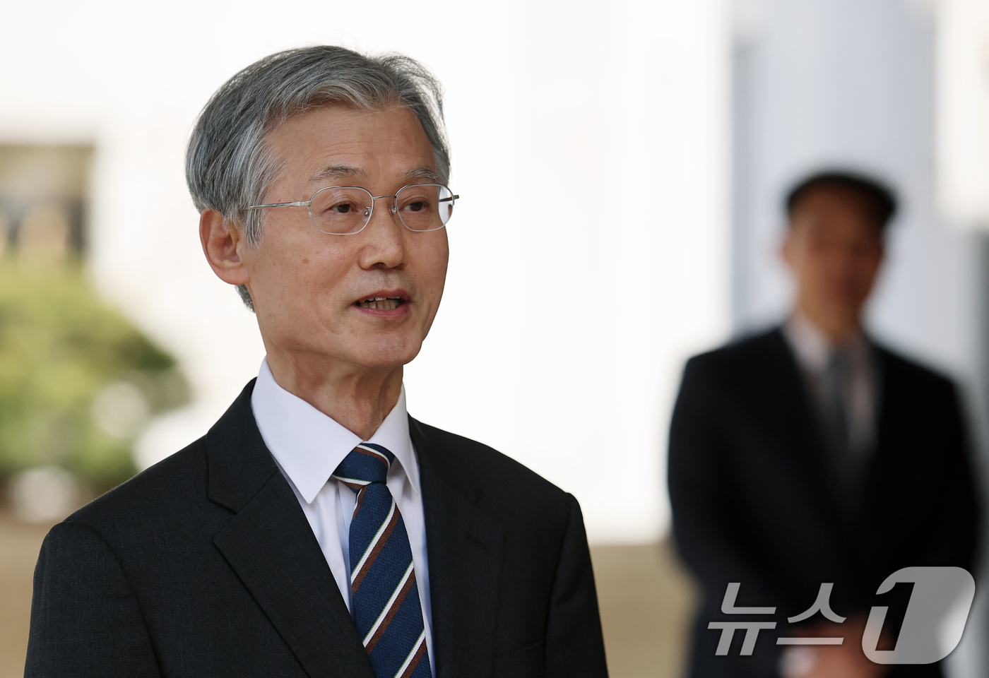 (서울=뉴스1) 오대일 기자 = 조희대 대법원장이 23일 오전 서울 서초구 대법원으로 출근하며 취재진의 질문에 답하고 있다.  2026.2.23/뉴스1