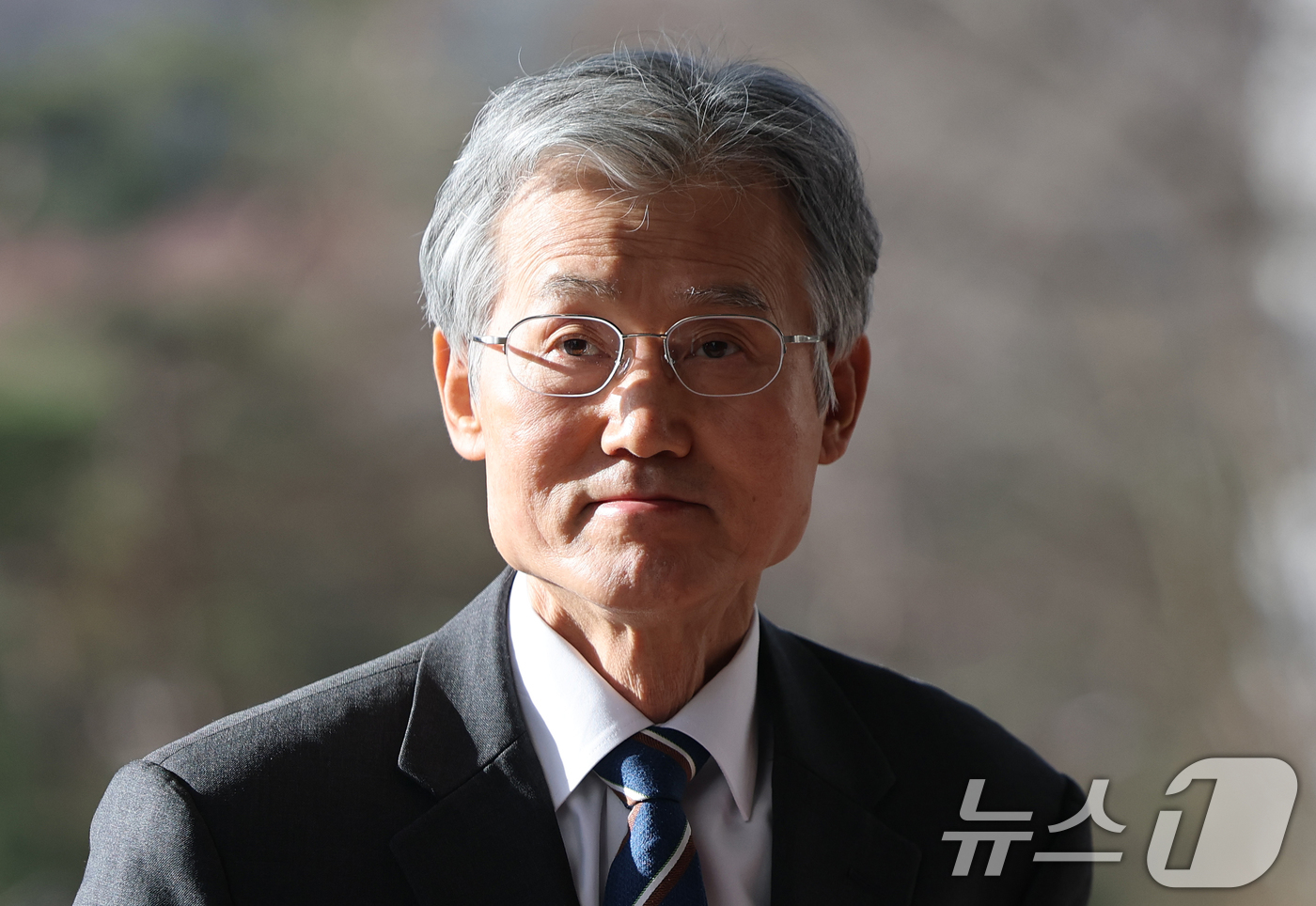 (서울=뉴스1) 오대일 기자 = 조희대 대법원장이 내란전담재판부가 본격 가동을 시작한 23일 오전 서울 서초구 대법원으로 출근하고 있다.서울고법 내란전담재판부는 윤석열 전 대통령의 …