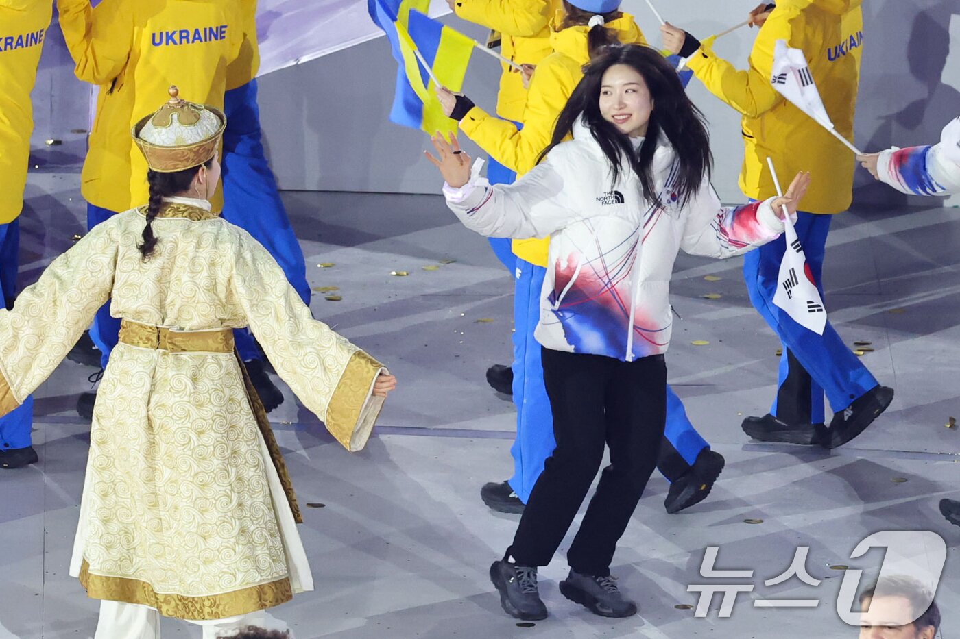 본문 이미지 - 22일(현지시간) 이탈리아 베로나 올림픽 아레나에서 열린 2026 밀라노·코르티나담페초 동계올림픽 폐회식에서 쇼트트랙 김길리가 춤을 추며 입장하고 있다. (공동취재) 2026.2.23 ⓒ 뉴스1 김진환 기자