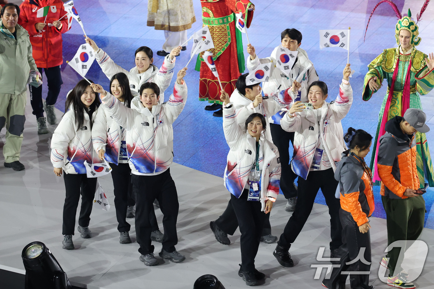 (베로나=뉴스1) 김진환 기자 = 22일(현지시간) 이탈리아 베로나 올림픽 아레나에서 열린 2026 밀라노·코르티나담페초 동계올림픽 폐회식에서 대한민국 선수단이 입장하고 있다. ( …