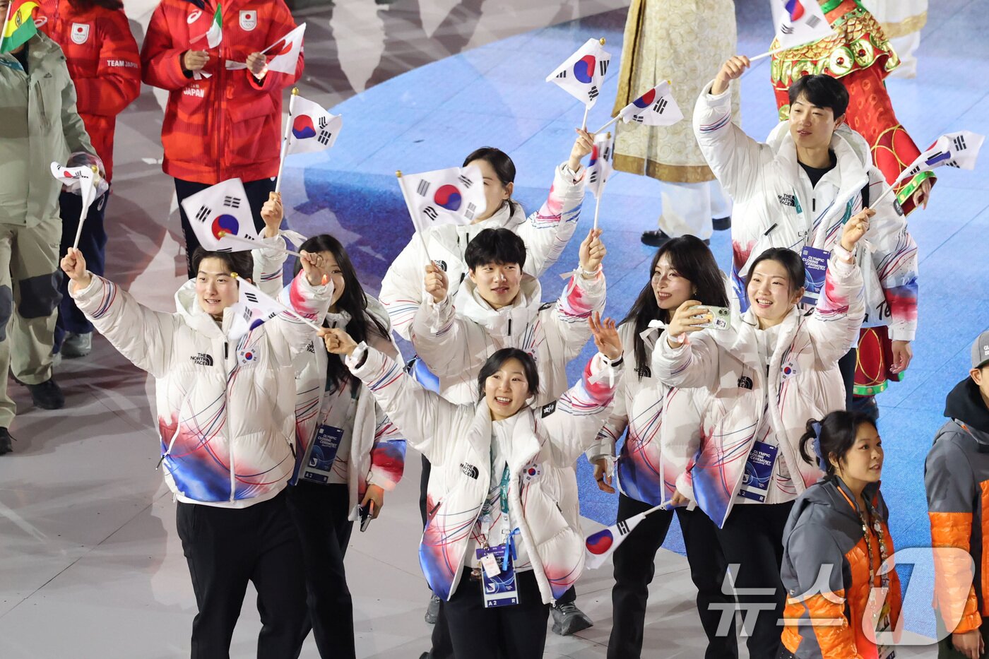 본문 이미지 - 22일(현지시간) 이탈리아 베로나 올림픽 아레나에서 열린 2026 밀라노·코르티나담페초 동계올림픽 폐회식에서 대한민국 선수단이 입장하고 있다. (공동취재) 2026.2.23 ⓒ 뉴스1 김진환 기자