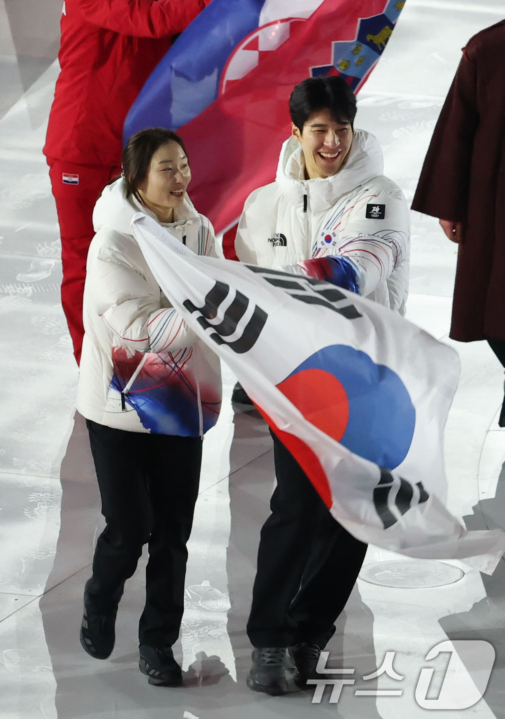 (베로나=뉴스1) 김진환 기자 = 22일(현지시간) 이탈리아 베로나 올림픽 아레나에서 열린 2026 밀라노·코르티나담페초 동계올림픽 폐회식에서 대한민국 선수단 기수를 맡은 쇼트트랙 …