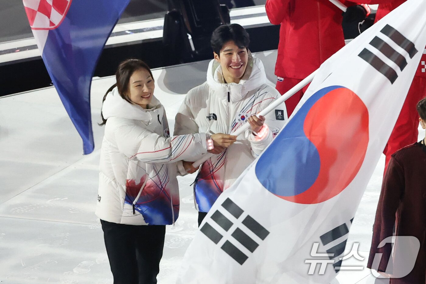 본문 이미지 - 22일(현지시간) 이탈리아 베로나 올림픽 아레나에서 열린 2026 밀라노·코르티나담페초 동계올림픽 폐회식에서 대한민국 선수단 기수를 맡은 쇼트트랙 최민정과 황대헌이 입장하고 있다. (공동취재) 2026.2.23 ⓒ 뉴스1 김진환 기자