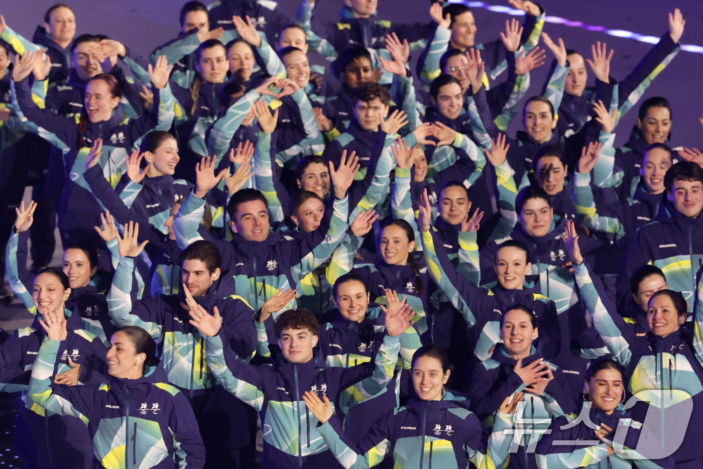 (베로나=뉴스1) 김진환 기자 = 22일(현지시간) 이탈리아 베로나 올림픽 아레나에서 열린 2026 밀라노·코르티나담페초 동계올림픽 폐회식에서 자원봉사자들이 인사하고 있다. (공동 …