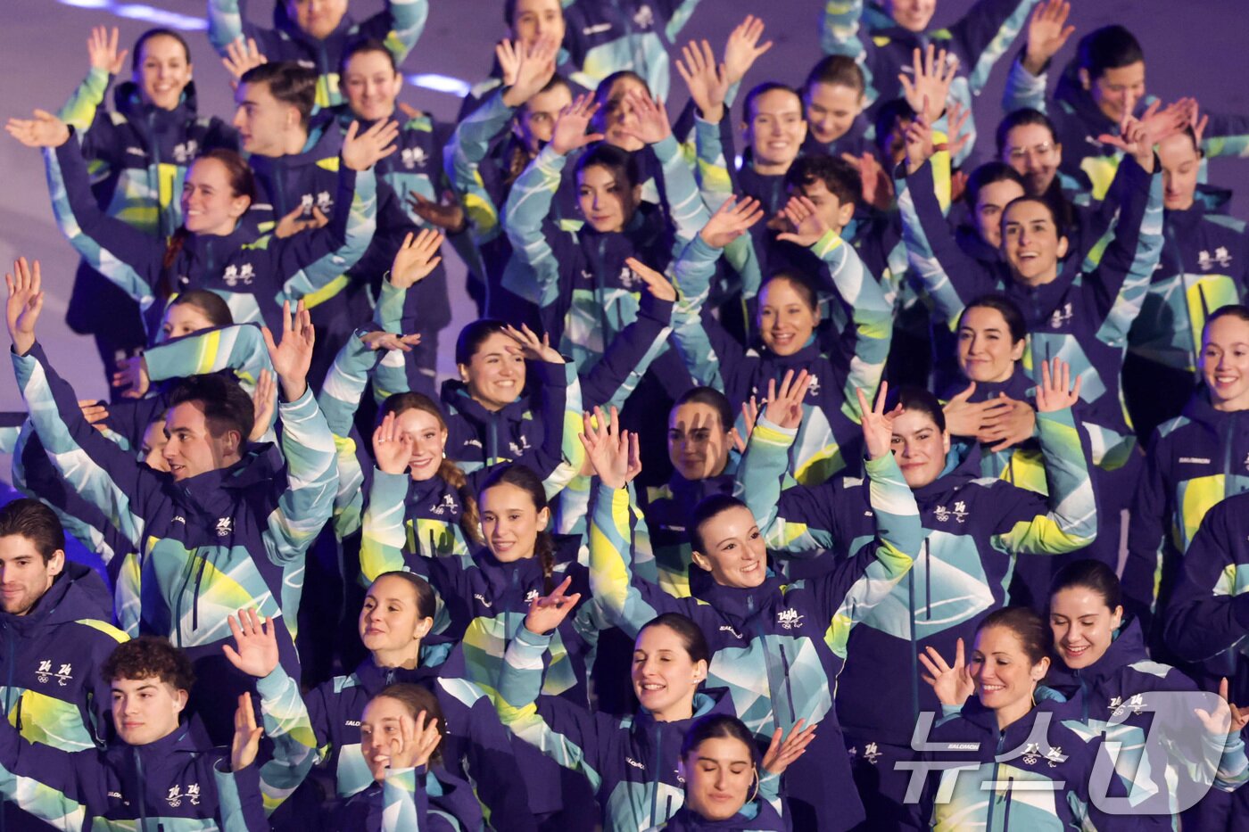 본문 이미지 - 22일(현지시간) 이탈리아 베로나 올림픽 아레나에서 열린 2026 밀라노·코르티나담페초 동계올림픽 폐회식에서 자원봉사자들이 인사하고 있다. (공동취재) 2026.2.23 ⓒ 뉴스1 김진환 기자