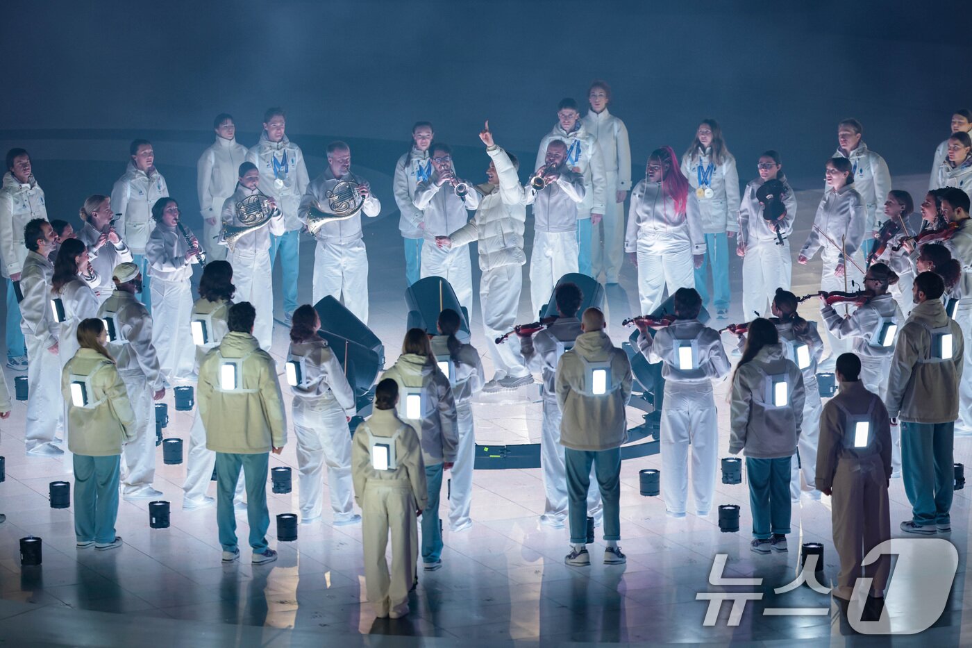 본문 이미지 - 22일(현지시간) 이탈리아 베로나 올림픽 아레나에서 열린 2026 밀라노·코르티나담페초 동계올림픽 폐회식에서 2030 동계올림픽 개최지인 프랑스의 공연이 펼쳐지고 있다. (공동취재) 2026.2.23 ⓒ 뉴스1 김진환 기자