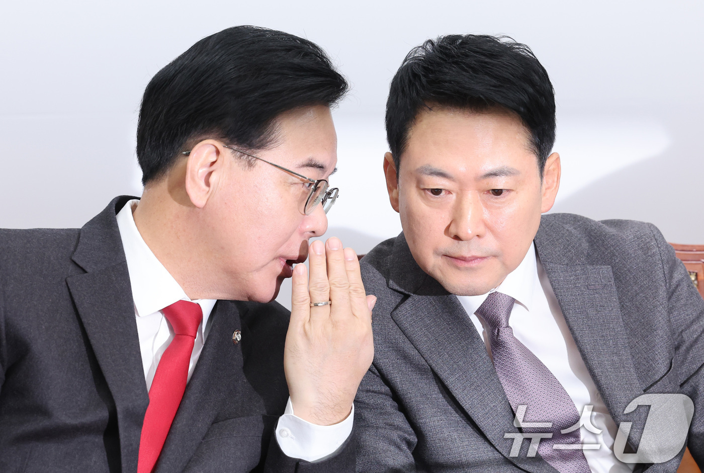 (서울=뉴스1) 신웅수 기자 = 장동혁 국민의힘 대표와 송언석 원내대표가 23일 서울 여의도 국회에서 열린 최고위원회의에서 귀엣말을 나누고 있다. 2026.2.23/뉴스1