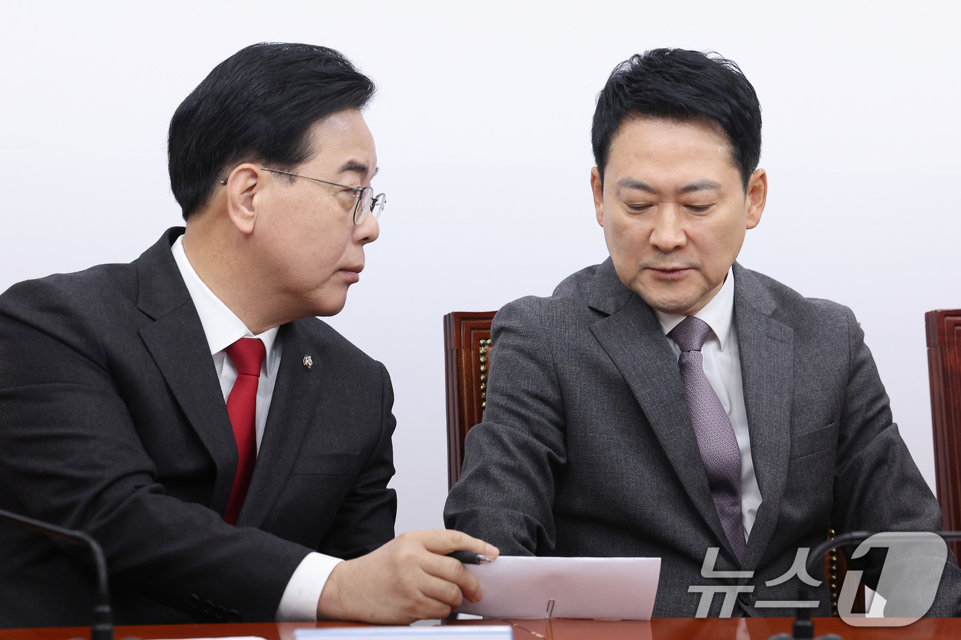 (서울=뉴스1) 신웅수 기자 = 장동혁 국민의힘 대표와 송언석 원내대표가 23일 서울 여의도 국회에서 열린 최고위원회의에서 대화하고 있다. 2026.2.23/뉴스1